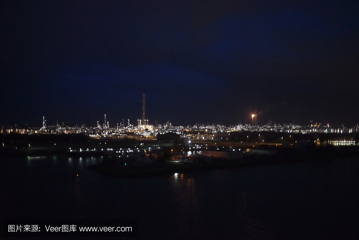 鹿特丹炼油厂夜间扩口塔